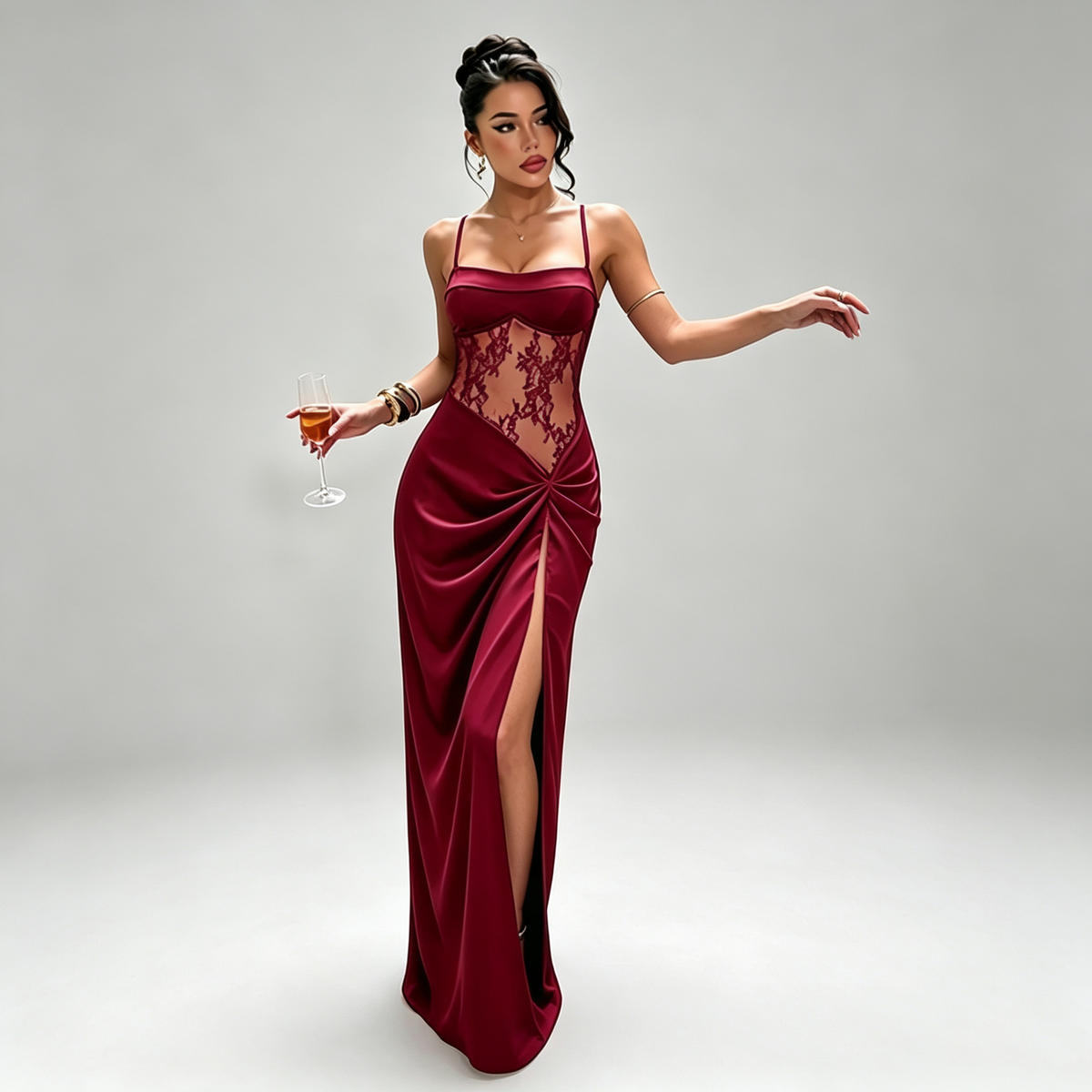 Vestido Largo con Abertura Alta y Efecto Transparencias de Encaje