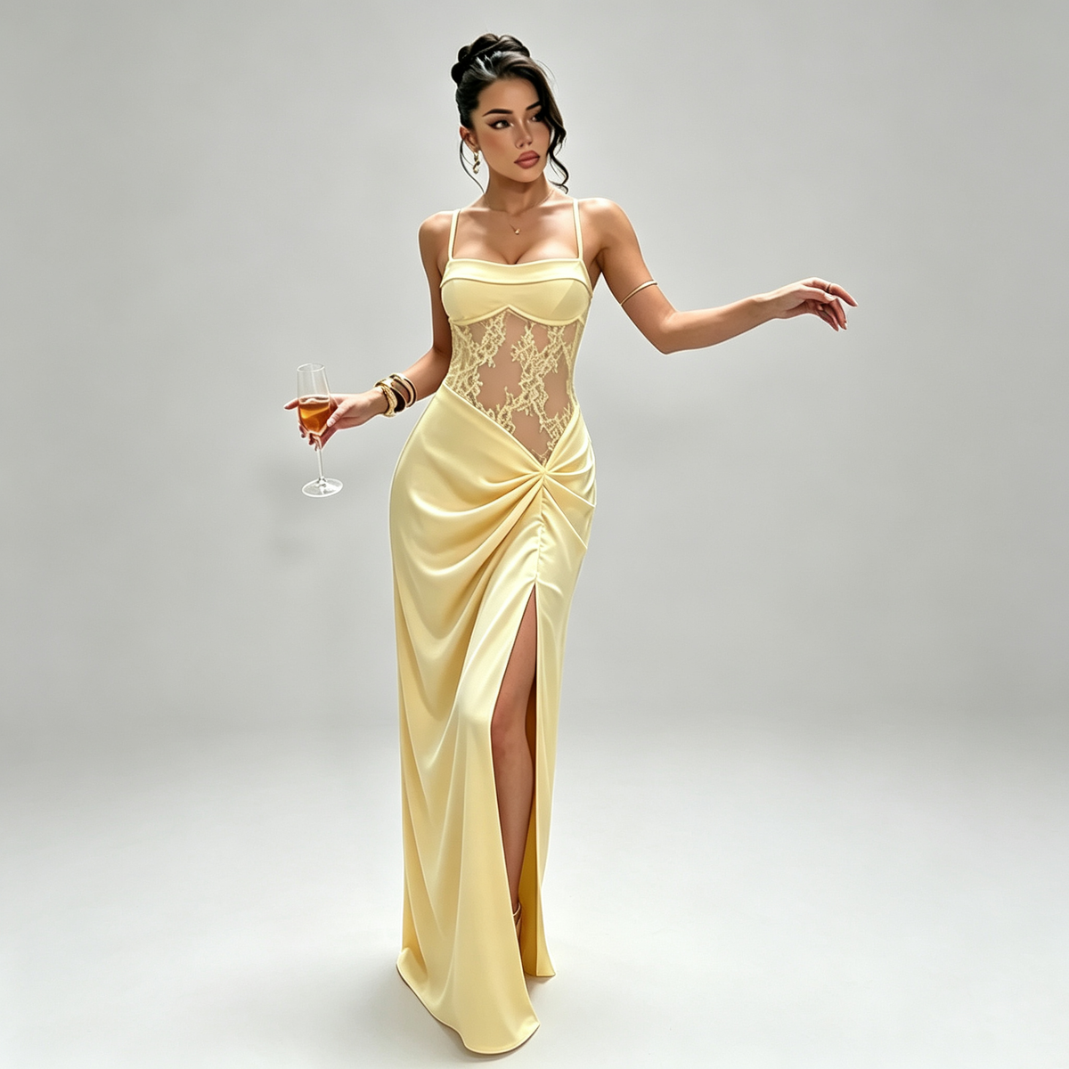 Vestido Largo con Abertura Alta y Efecto Transparencias de Encaje