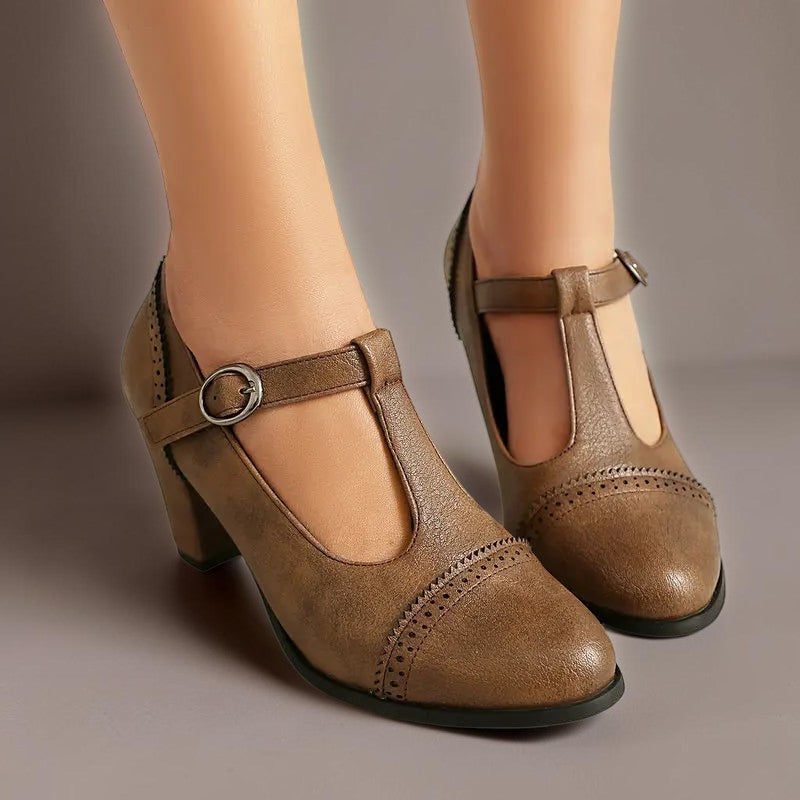 Zapatos de tacón con aberturas y correa Valeria